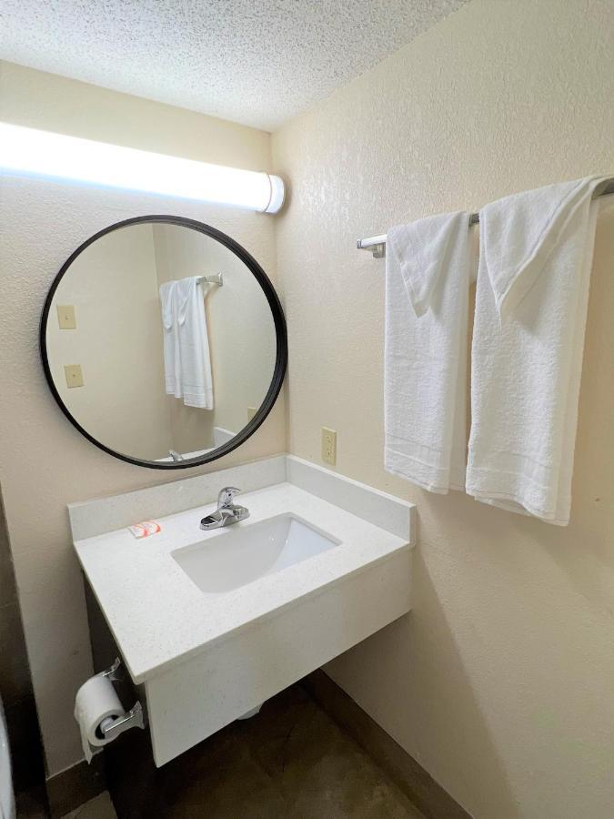 James River Inn & Suites นิวพอร์ตนิวส์ ภายนอก รูปภาพ