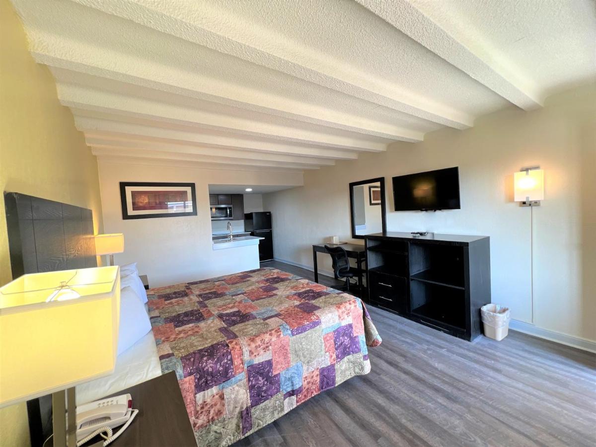 James River Inn & Suites นิวพอร์ตนิวส์ ภายนอก รูปภาพ