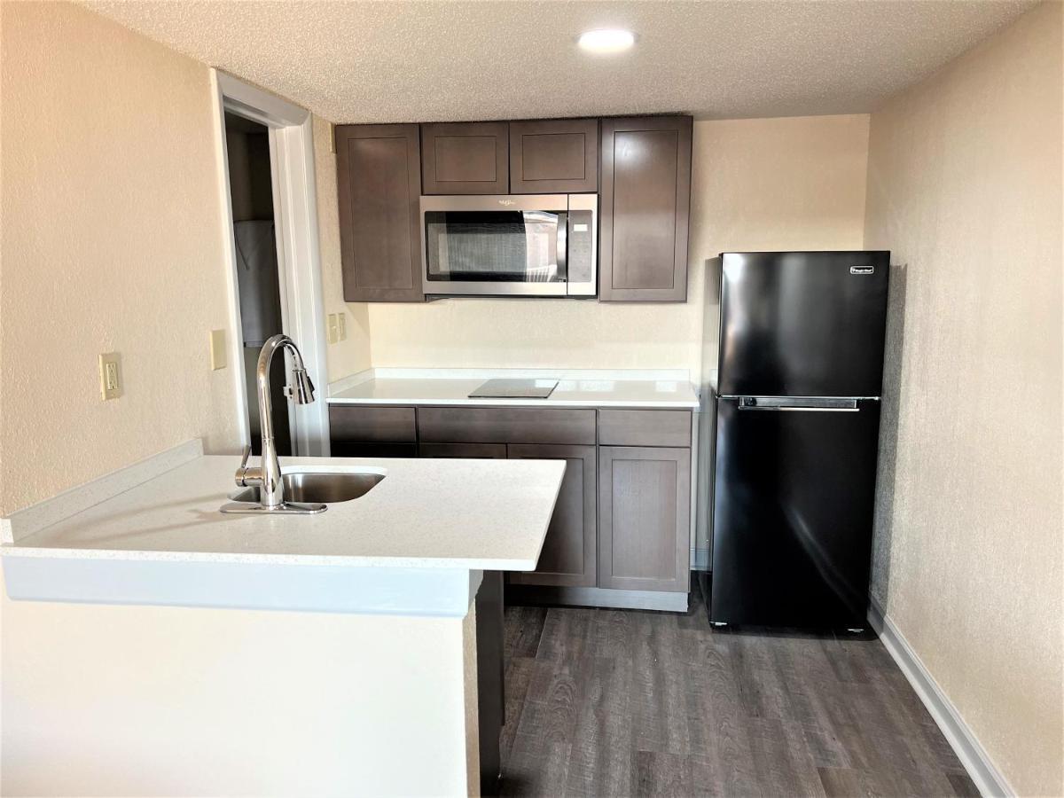 James River Inn & Suites นิวพอร์ตนิวส์ ภายนอก รูปภาพ