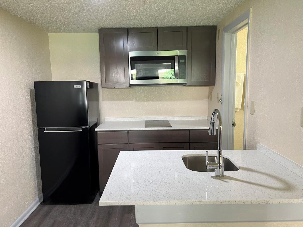 James River Inn & Suites นิวพอร์ตนิวส์ ภายนอก รูปภาพ