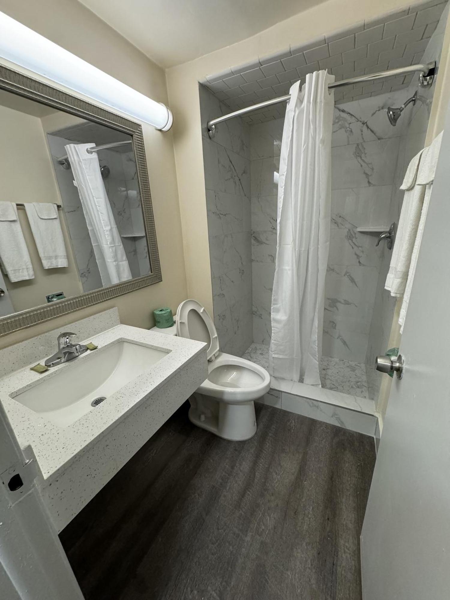 James River Inn & Suites นิวพอร์ตนิวส์ ภายนอก รูปภาพ