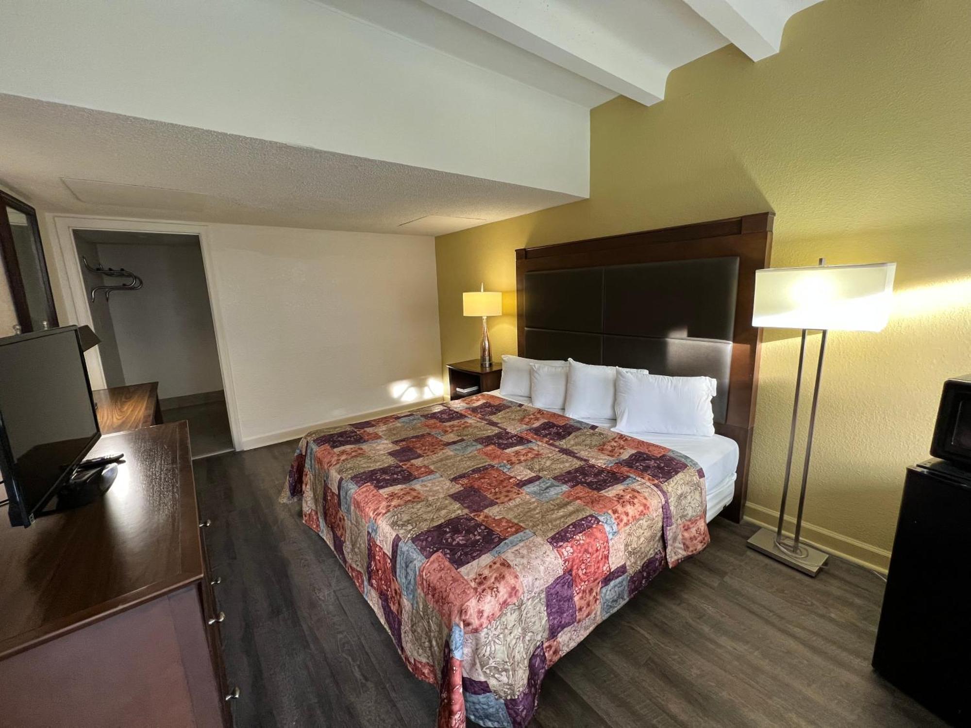 James River Inn & Suites นิวพอร์ตนิวส์ ภายนอก รูปภาพ